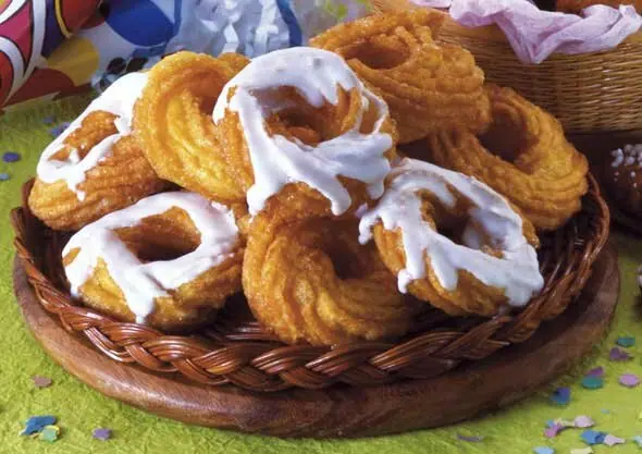 Zeppole, struffoli, sfogliatelle e pesche dolci