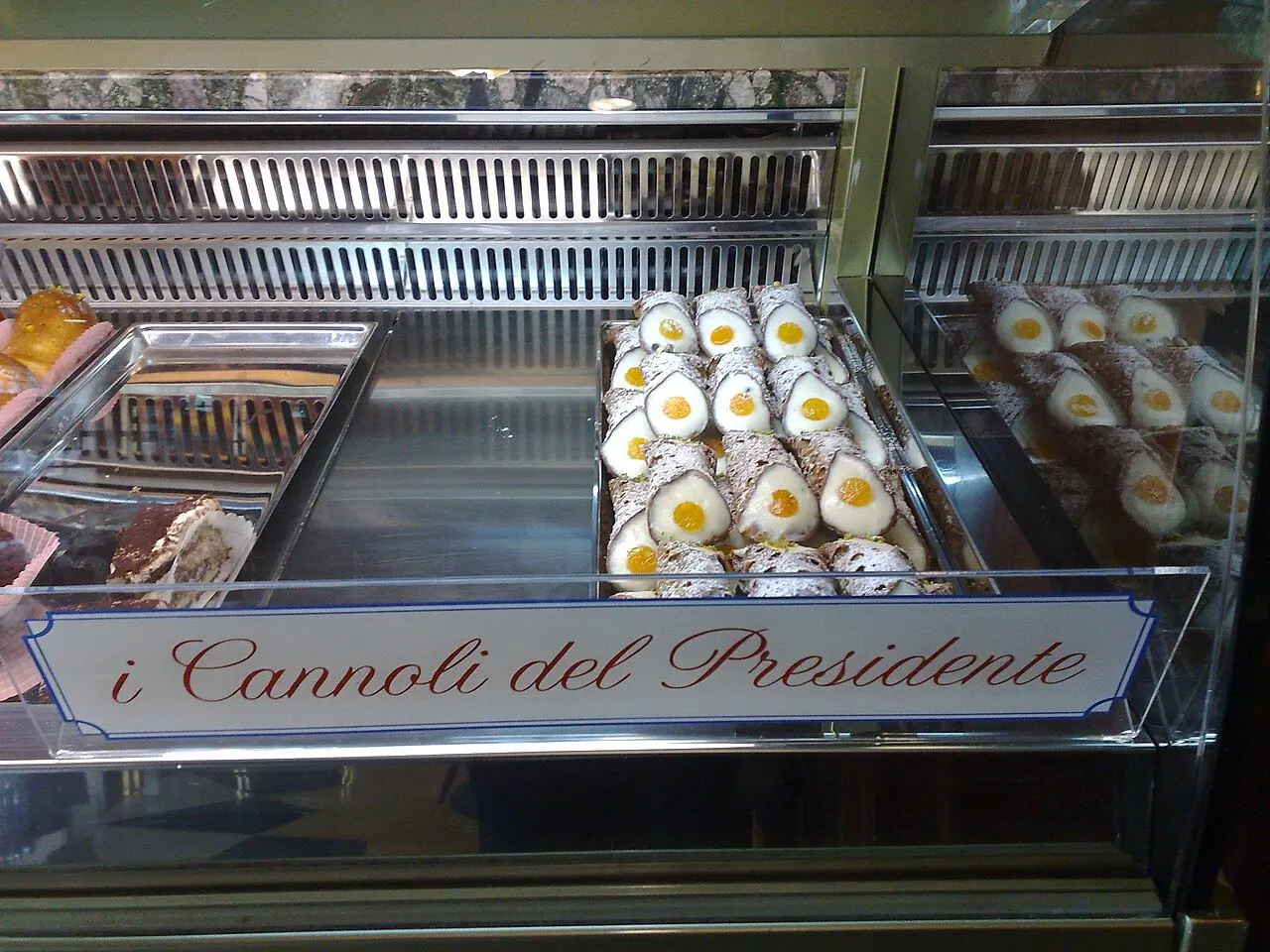Cannoli siciliani , qui chiamati "cannoli del presidente" in riferimento all'ex presidente della Sicilia Totò Cuffaro . Il pasticcere gliene ha regalato un vassoio, offerto poi in occasione dei festeg