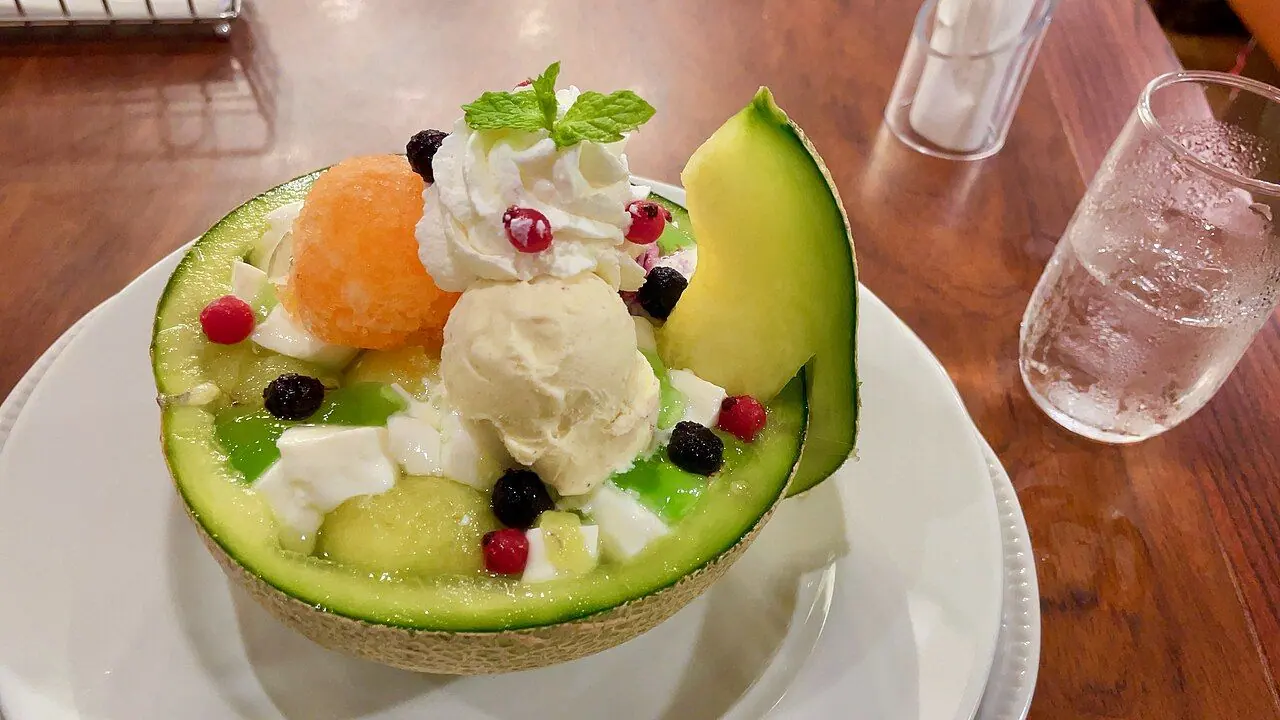ロイヤルホストの「フレッシュメロンボウルパフェ」。