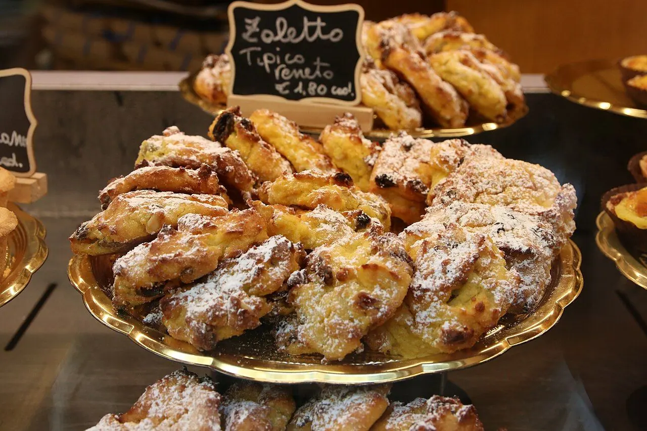 Zaletti, dolci tradizionali veneti, nella vetrina di una pasticceria del centro storico. Wikiraduno "Wikipedia e archeologia" a Verona.