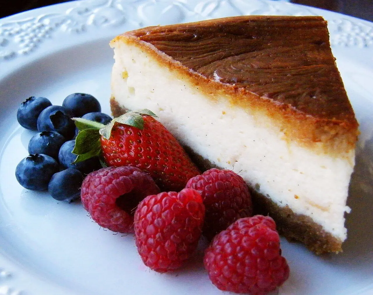 Baked cheesecake with raspberries and blueberrie