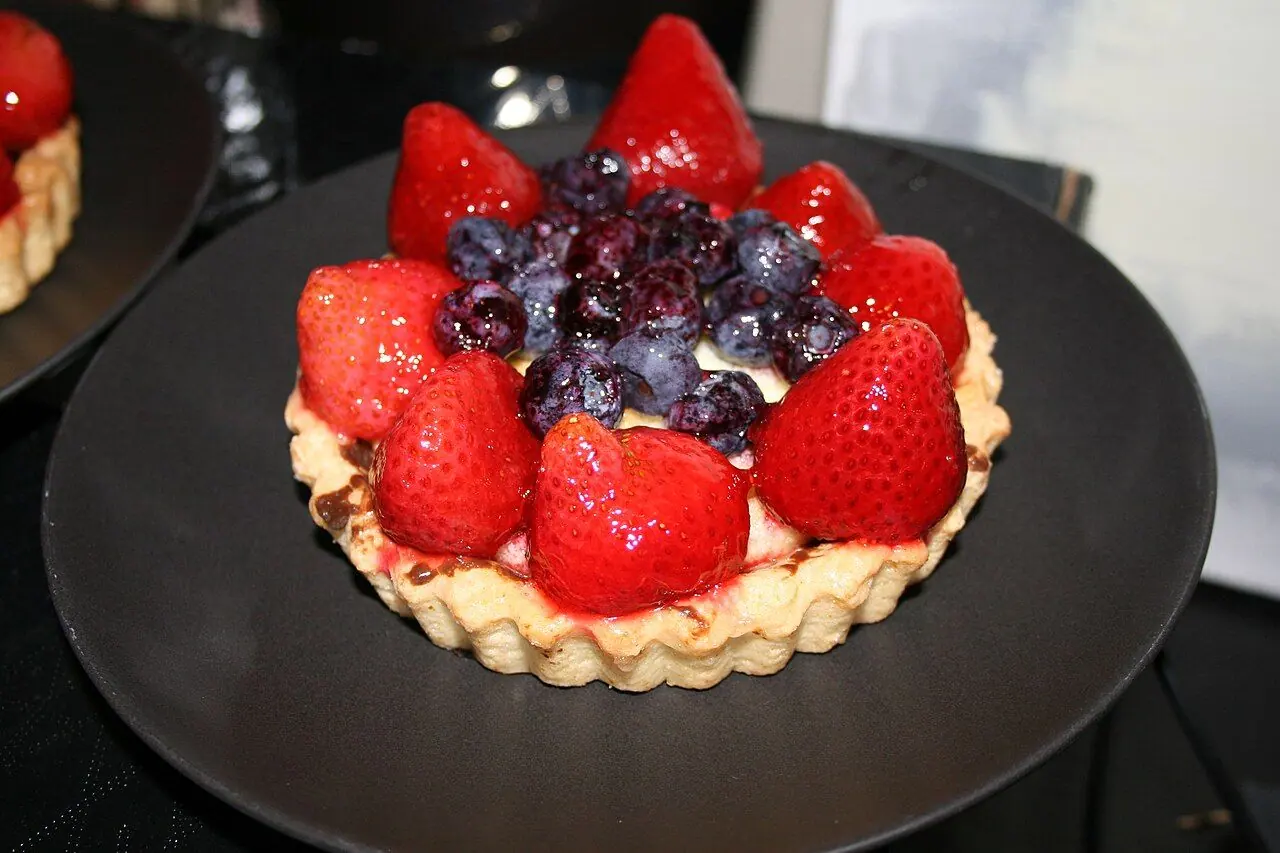 Birthday fruit tart for Tim. I'm such a bad wife... i didn't get tim anything for his birthday on 3/24. granted, i sort of had my hands full with brandon, and i didn't have much time to get out of the