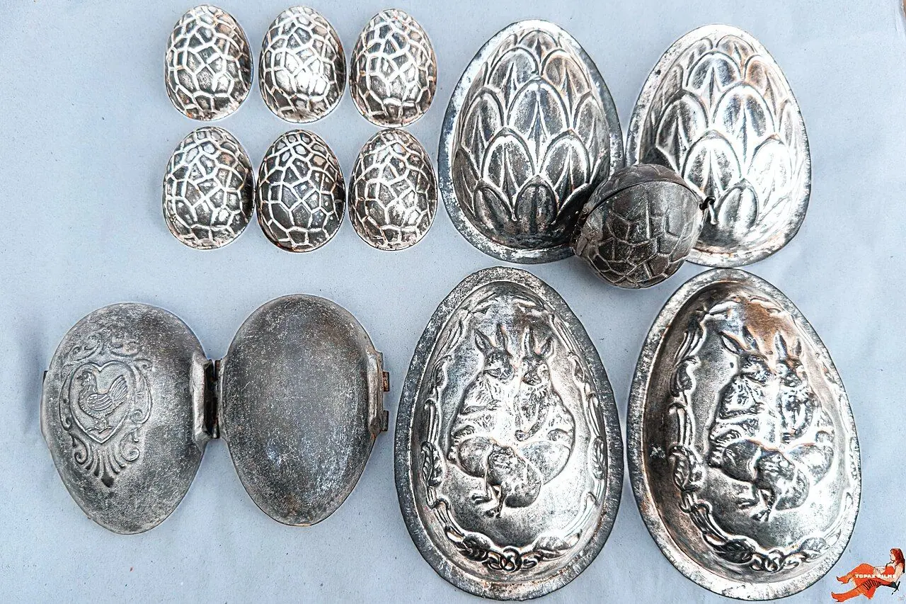 The chocolate Easter egg in the UK was first made by Fry’s in 1873, Fry’s competitors copied the idea of the chocolate Easter egg and in 1875 Cadbury introduced their version of the Easter egg. My Gra