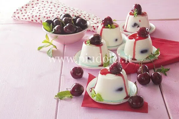 Panna cotta con ciliegie