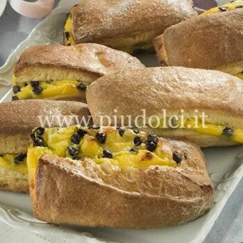 Brioche con crema e gocce di cioccolato