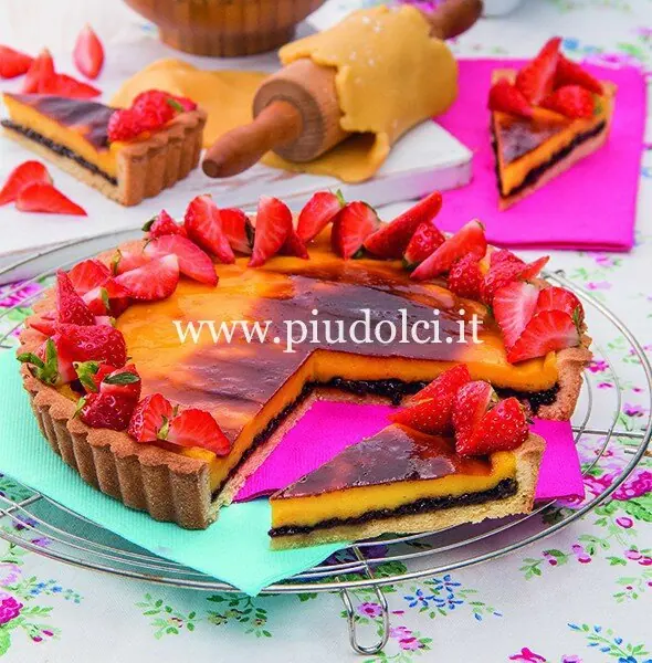 Crostata con crema e amarene