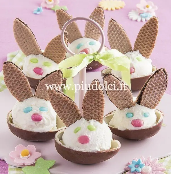 Coniglietti di gelato in uova di cioccolato