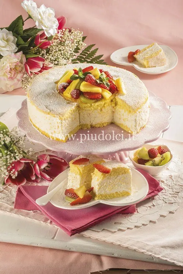 Cheesecake coperto panna e frutta